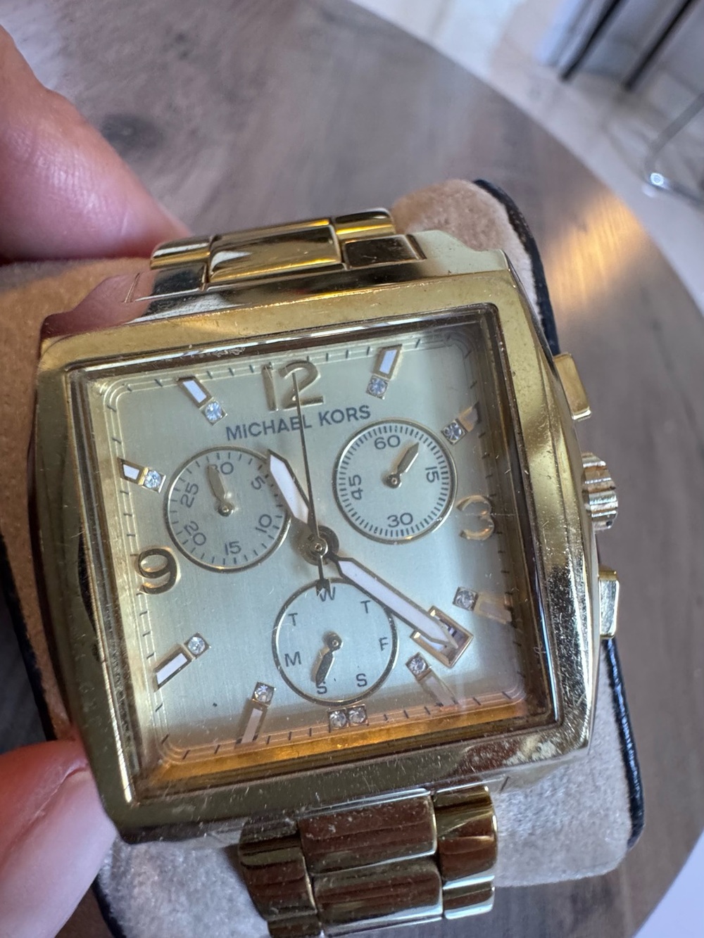 Gold women Michael kors watch ( NO BATTERY)